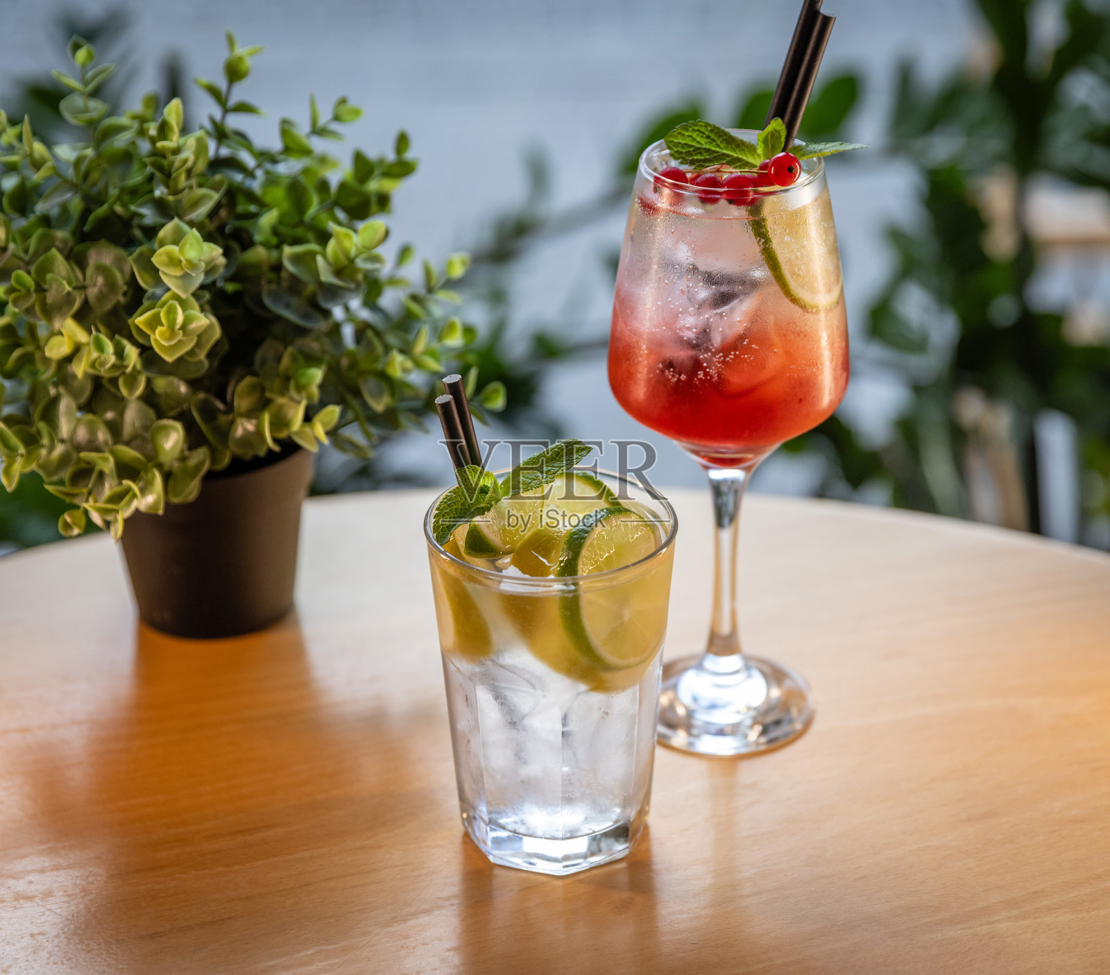 一杯红醋栗柠檬苏打饮料照片摄影图片