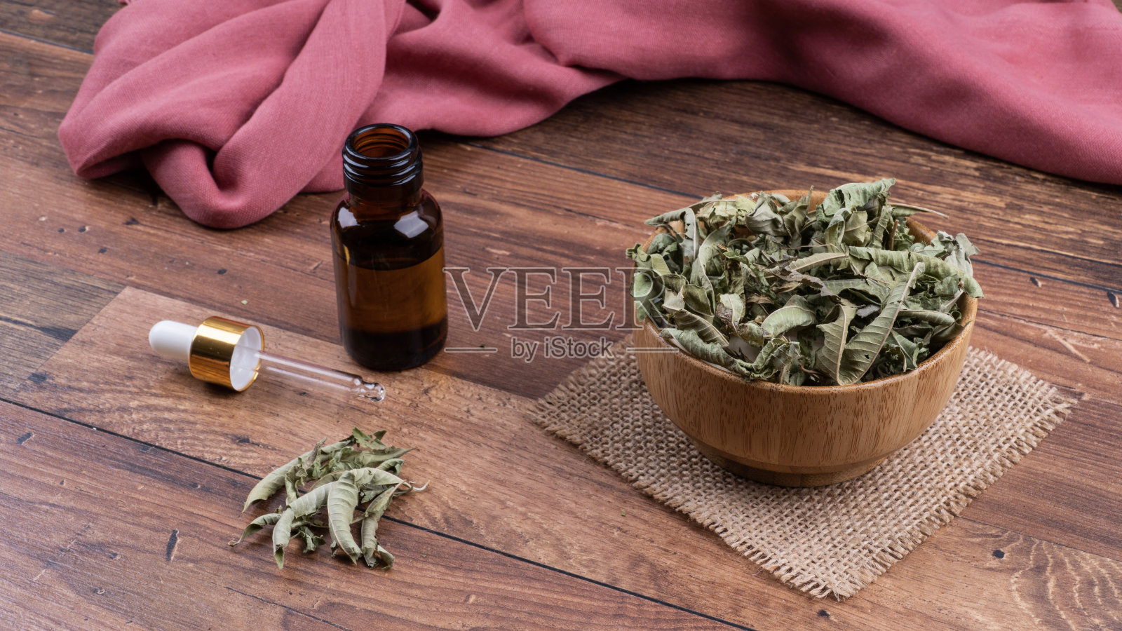 自制有机柠檬香蜂草茶和柠檬香蜂草茶油。照片摄影图片