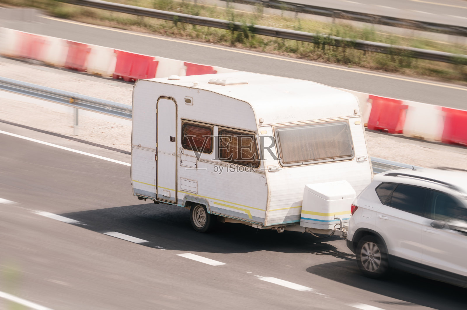 一辆载着露营拖车的汽车照片摄影图片