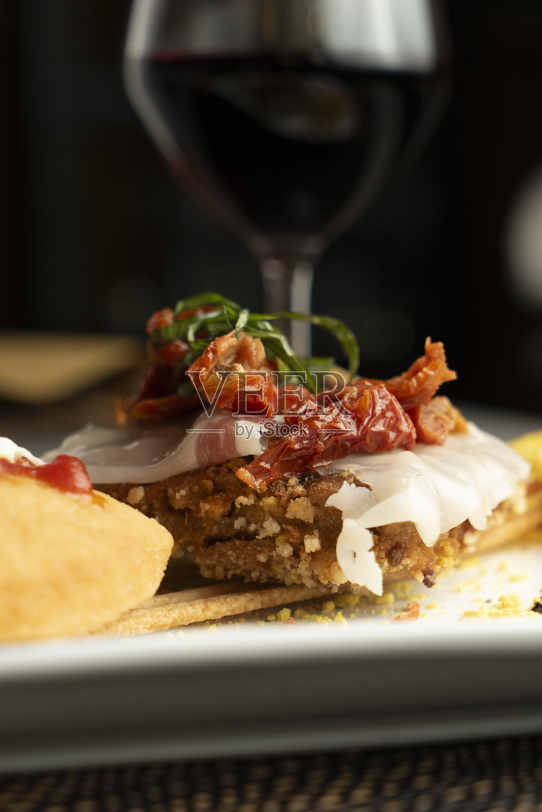 炸面包配干番茄和培根照片摄影图片