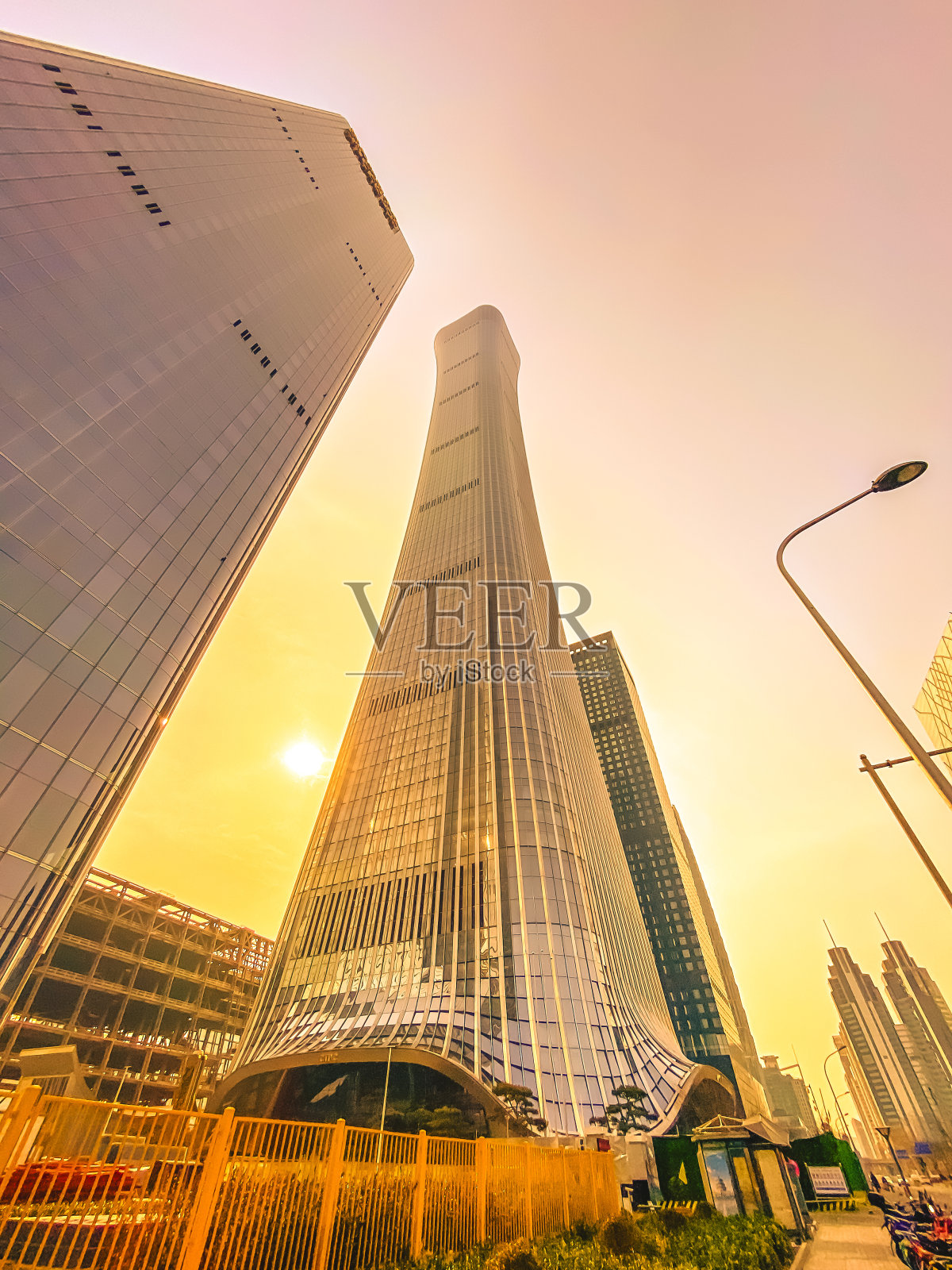 北京中央商务区中信大厦的日落景观照片摄影图片