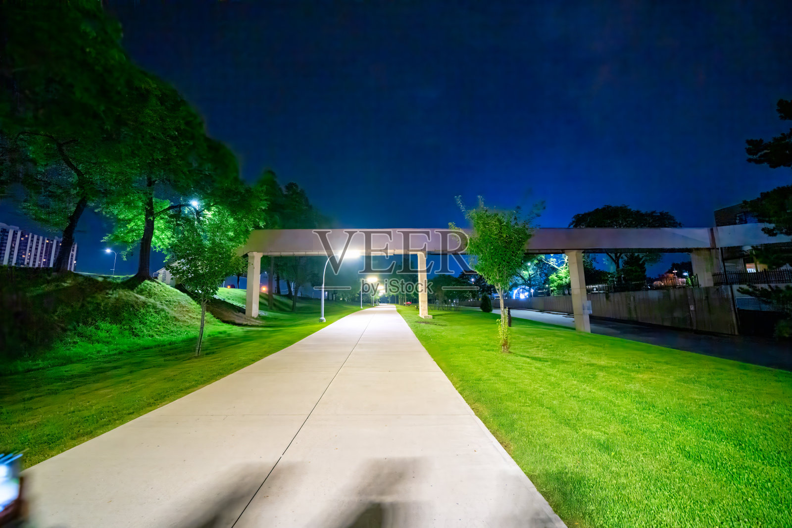 夏天晚上在尼亚加拉大瀑布公园照片摄影图片