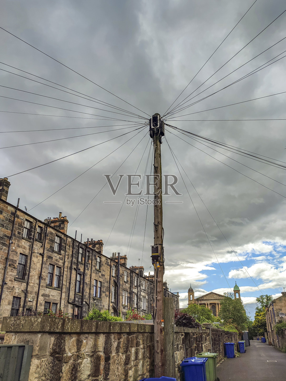 英国苏格兰格拉斯哥的电话线杆和电缆线路照片摄影图片