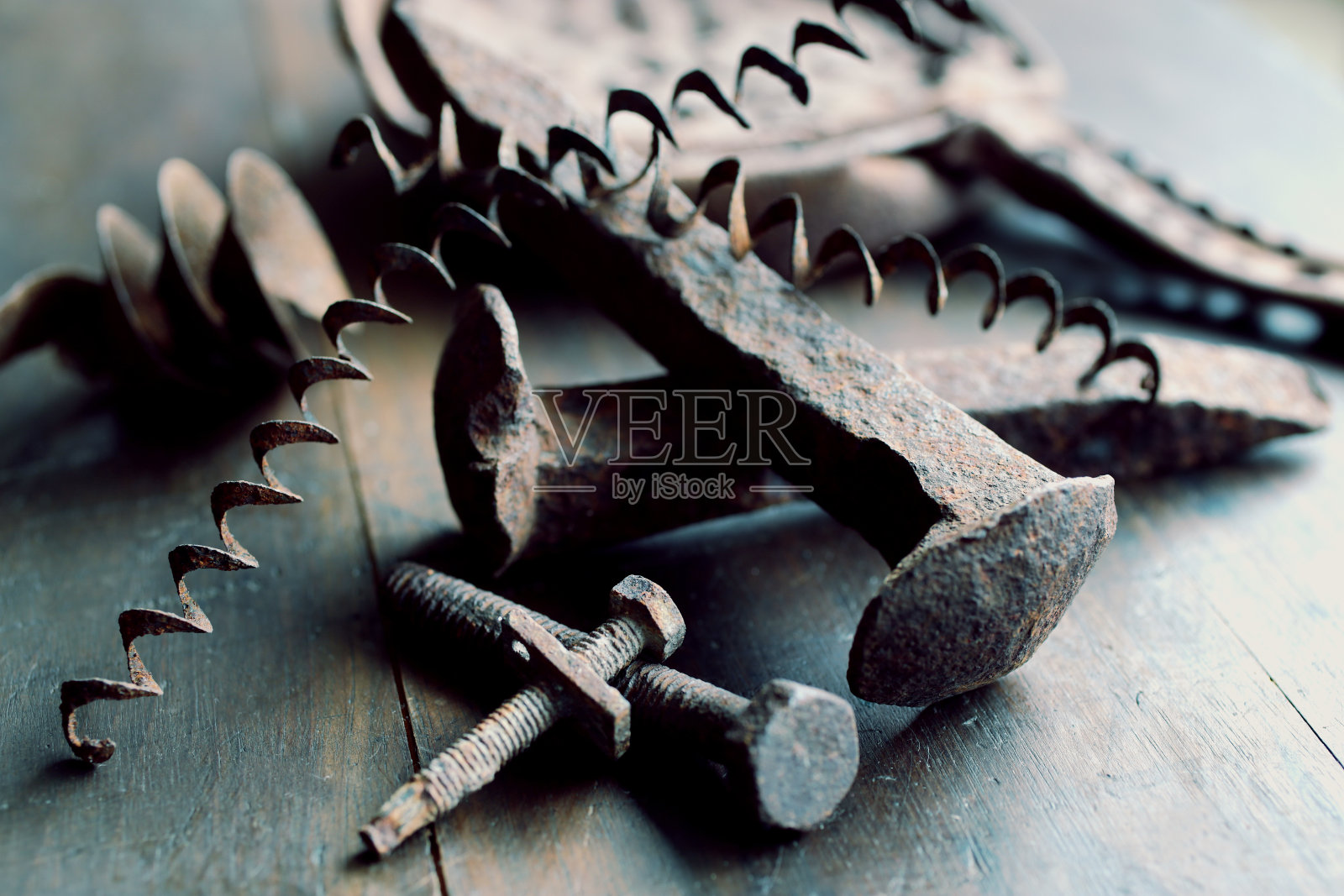 一张由铁制成的各种形状的生锈物体的合影照片摄影图片