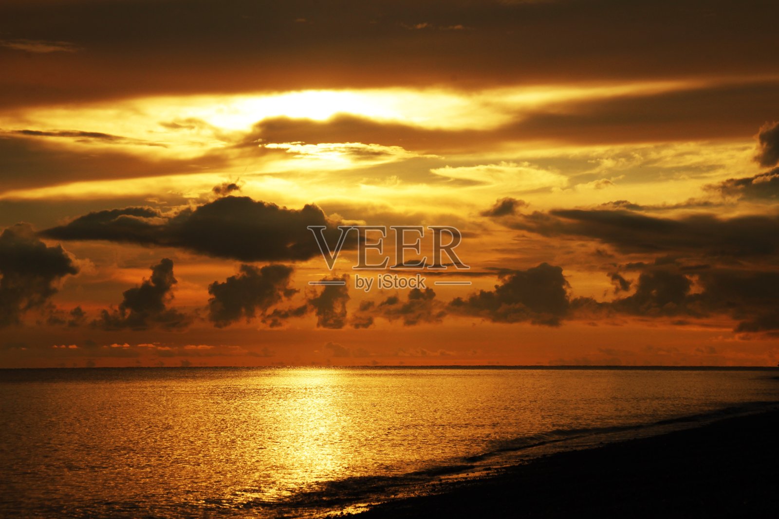 地平线上惊人的日出照片摄影图片