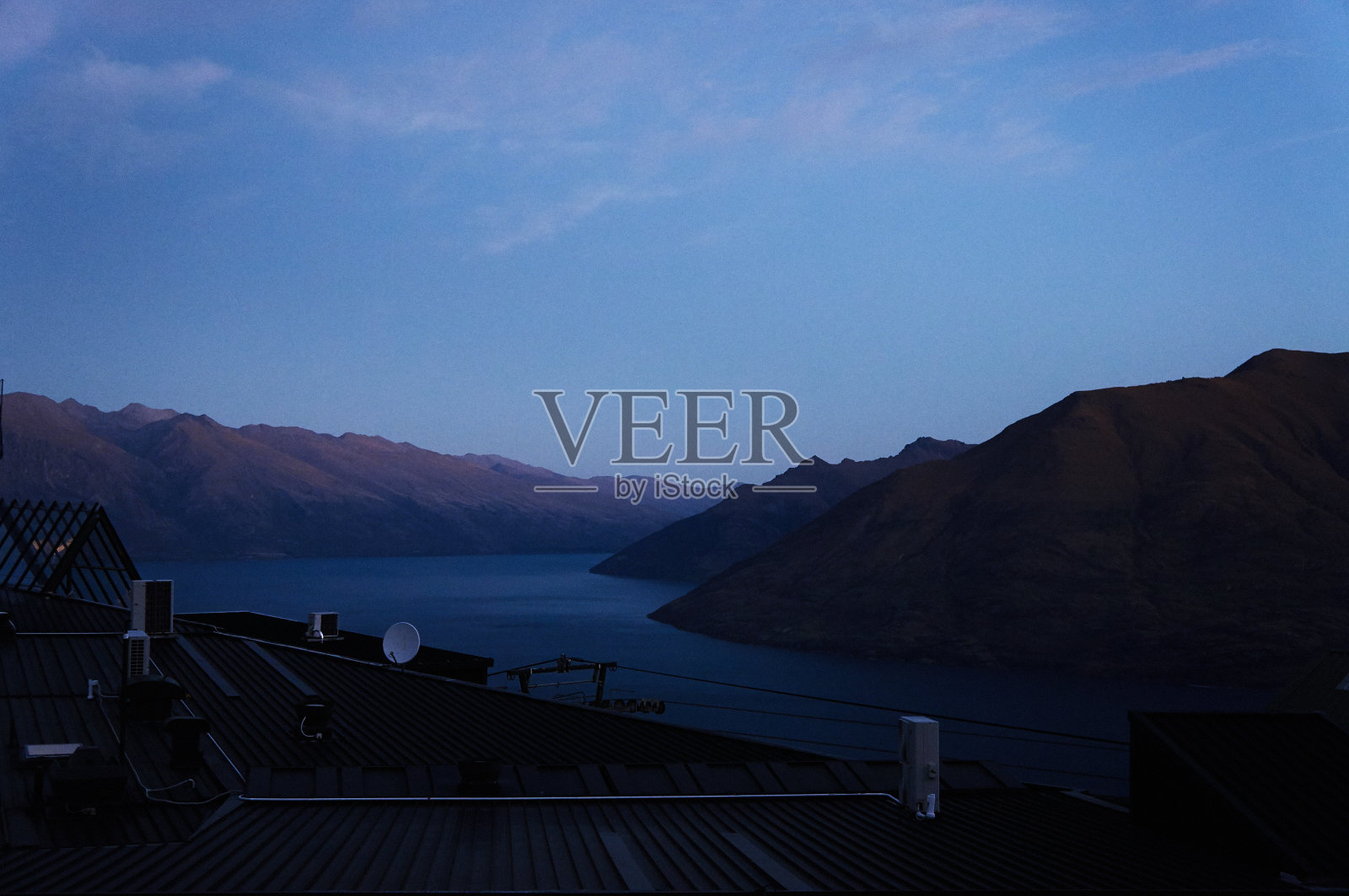 黄昏时，河流和山脉映衬天空的美景照片摄影图片