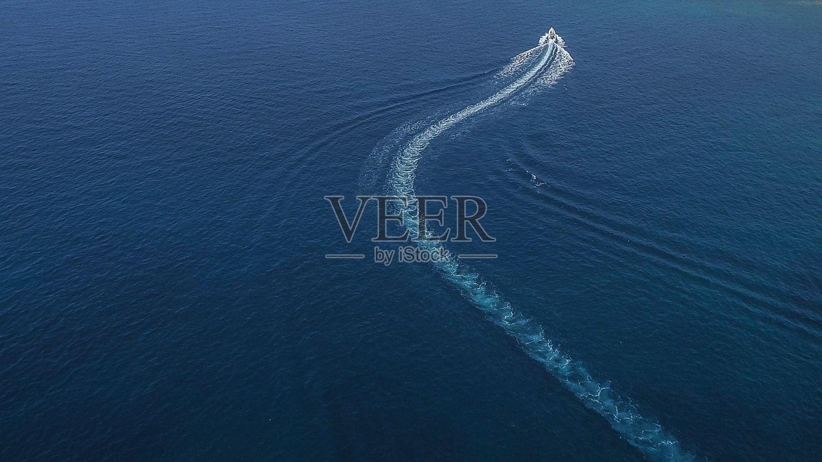 船舶在海上航行的高角度视角照片摄影图片