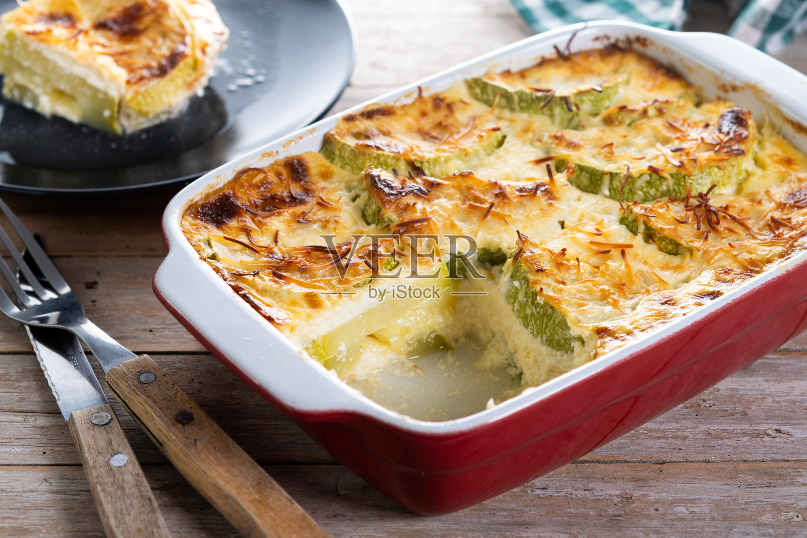 在木桌上用奶油和奶酪烤土豆。照片摄影图片