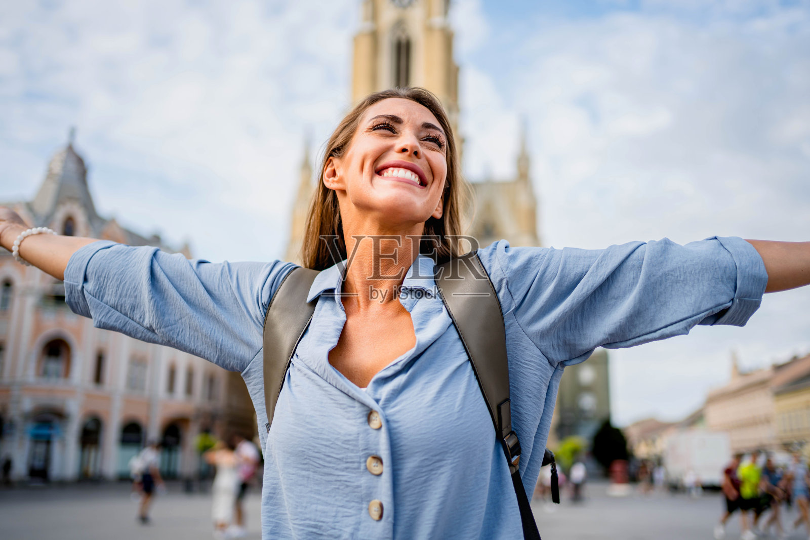 城市里微笑的年轻女子照片摄影图片