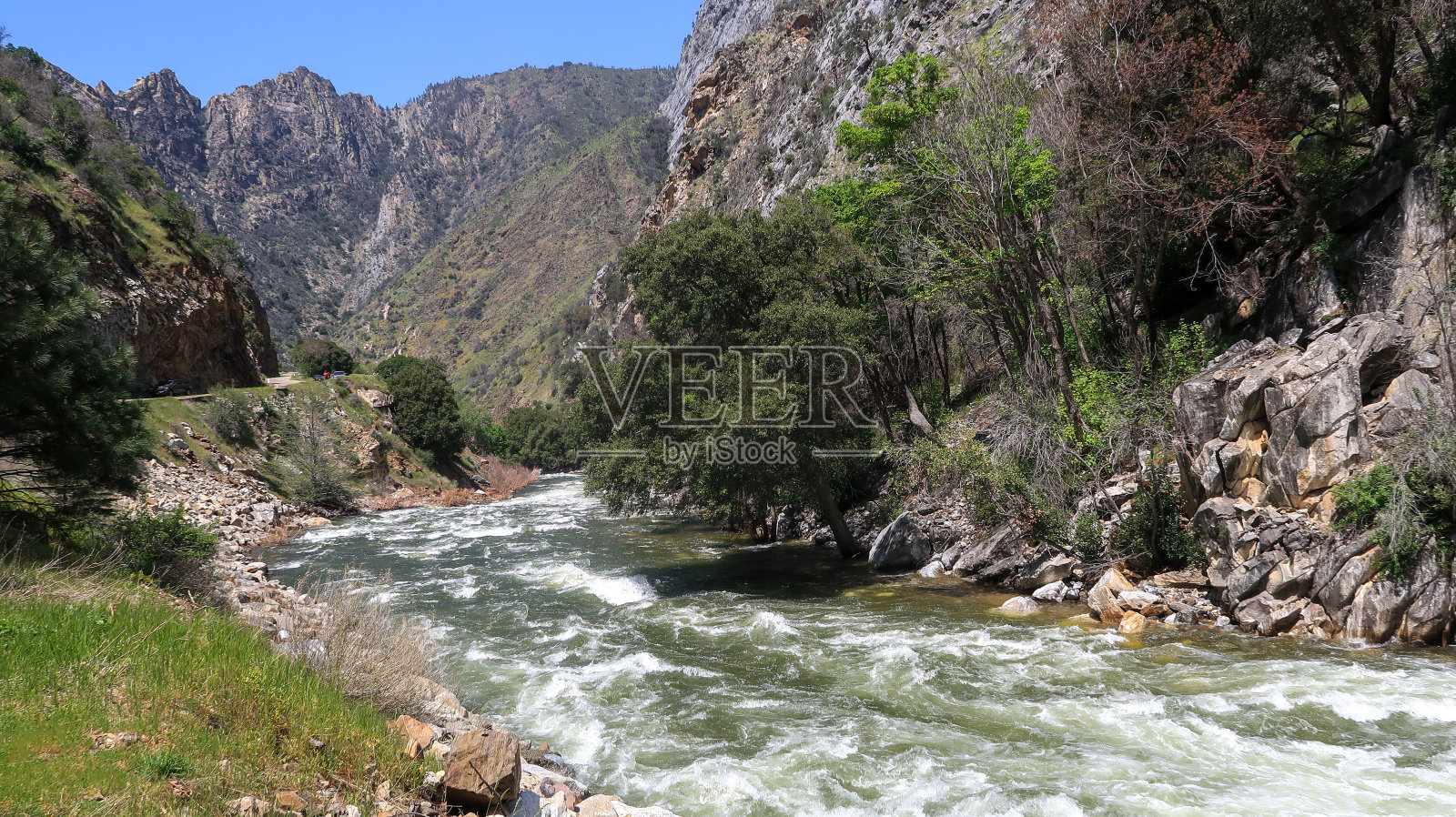 河流穿过岩石的风景照片摄影图片