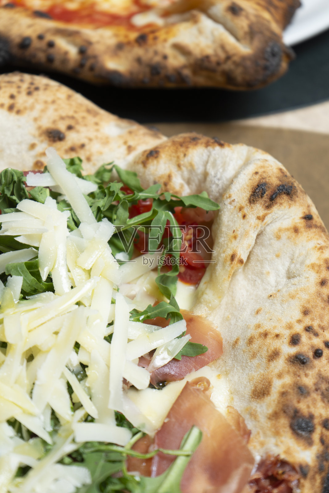 披萨配番茄，火箭和帕尔马干酪片照片摄影图片