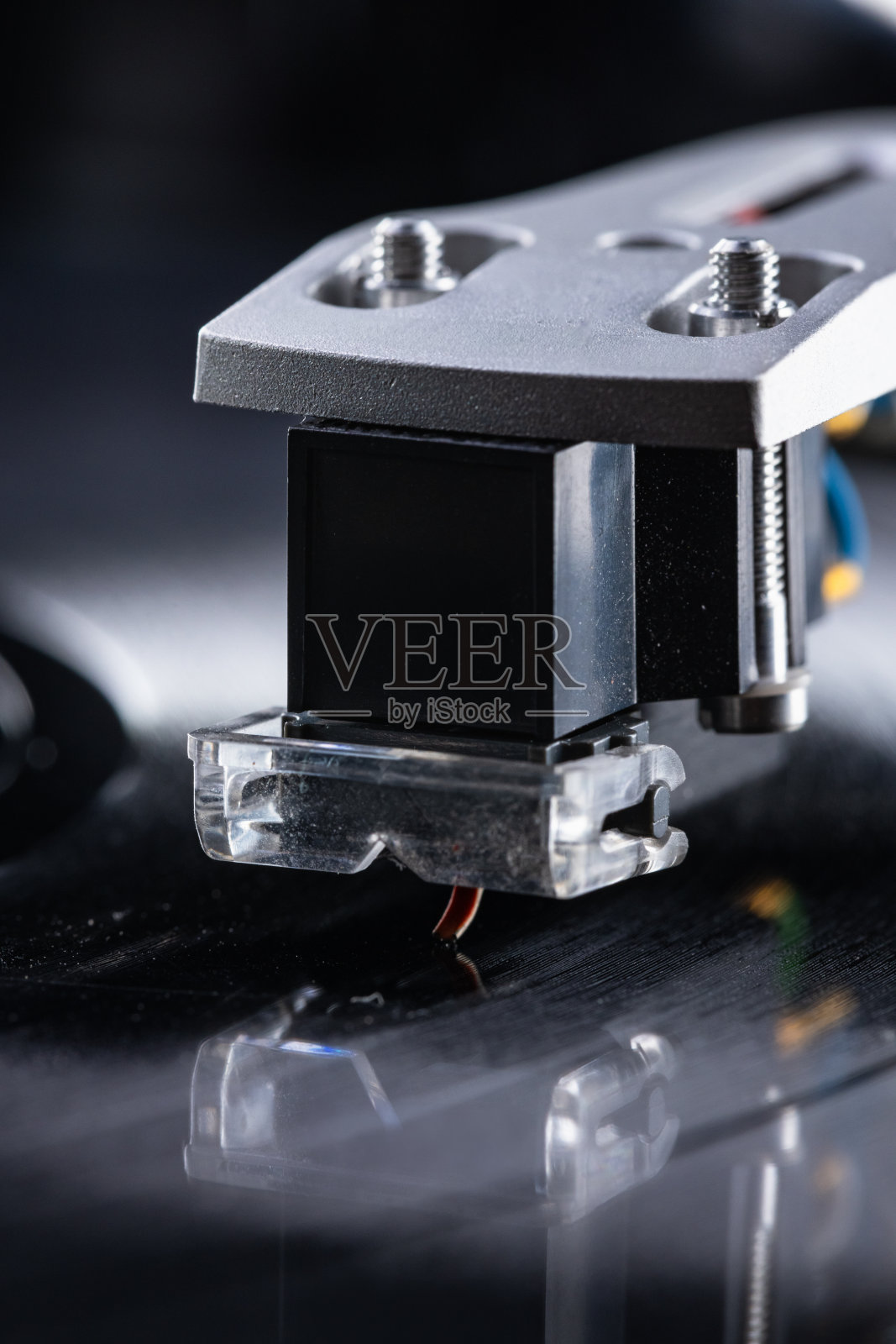 播放黑胶唱片的细节，旋转黑胶唱片，开始停止，并在黑胶唱片上再现音乐的针的细节-库存照片照片摄影图片