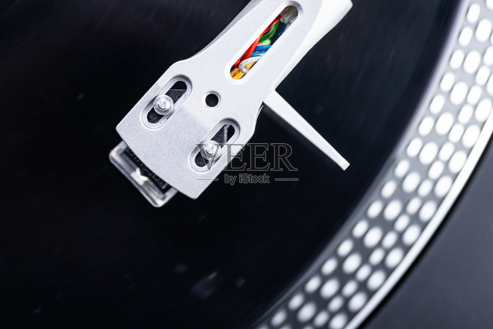 播放黑胶唱片的细节，旋转黑胶唱片，开始停止，并在黑胶唱片上再现音乐的针的细节-库存照片照片摄影图片