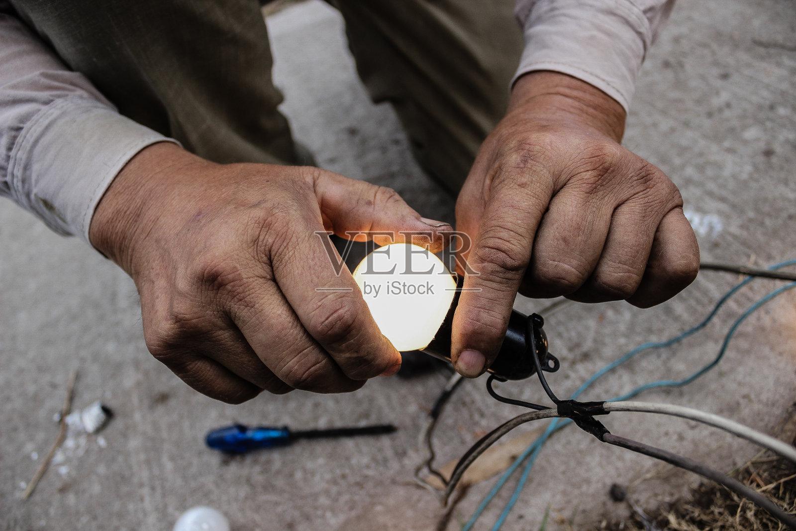 拿着灯泡的人的特写照片摄影图片