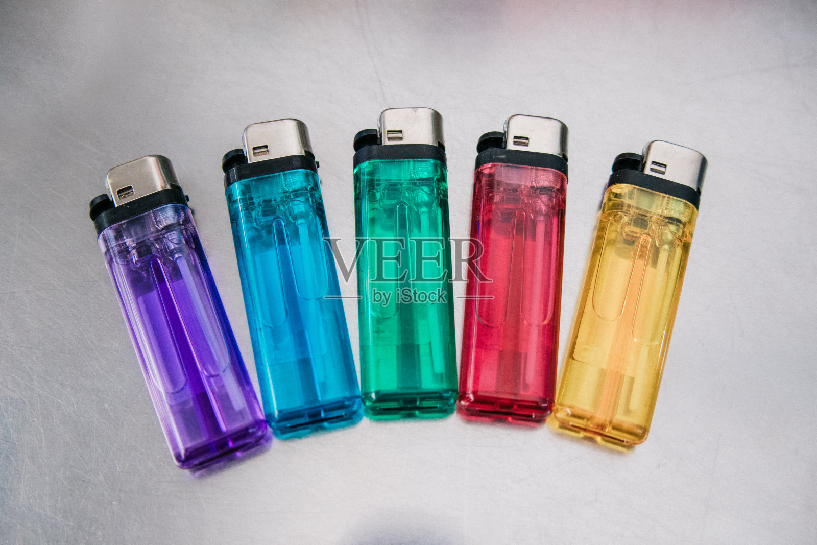 桌子上彩色打火机特写照片摄影图片