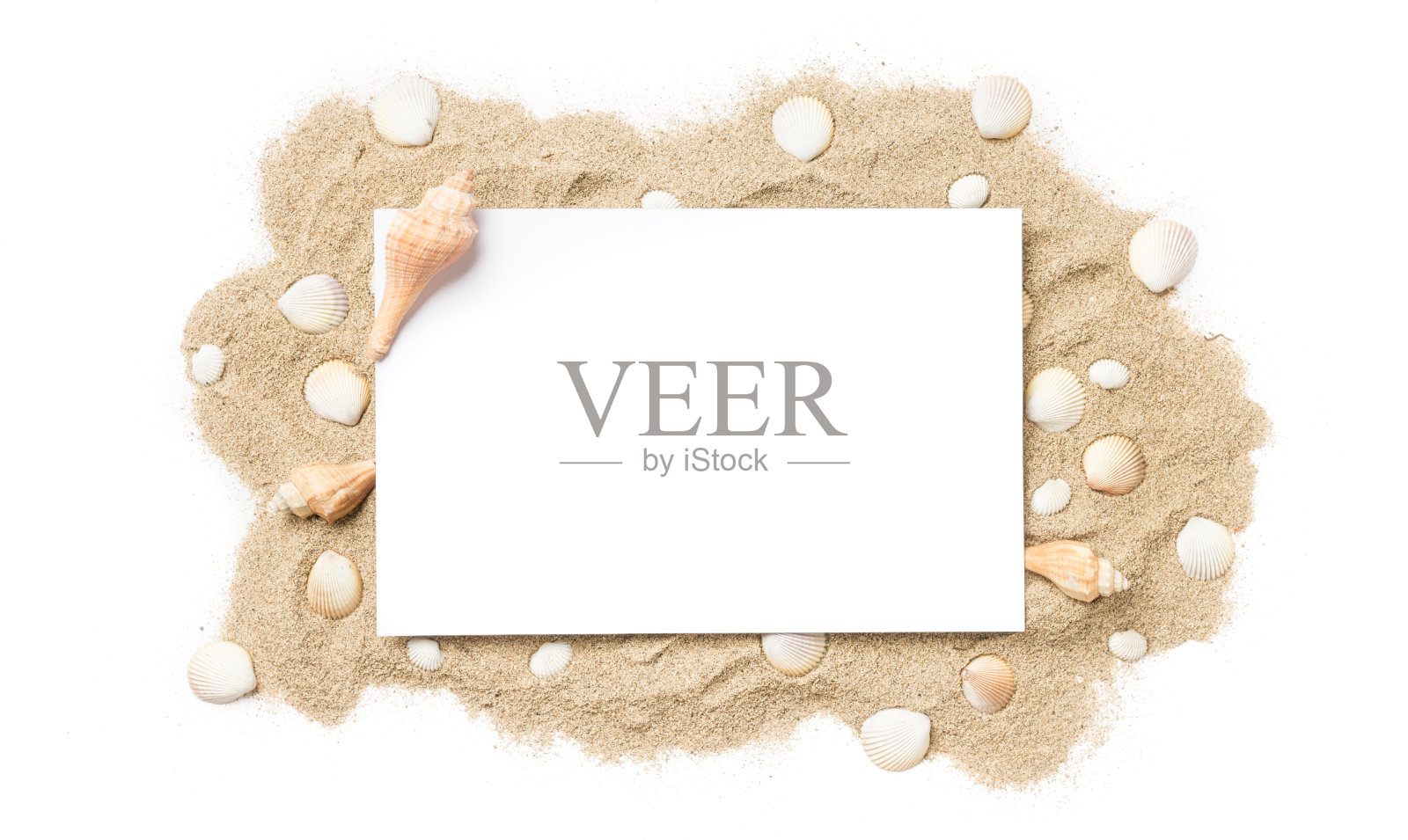 正上方的空白纸与沙子和贝壳在白色的背景拍摄照片摄影图片