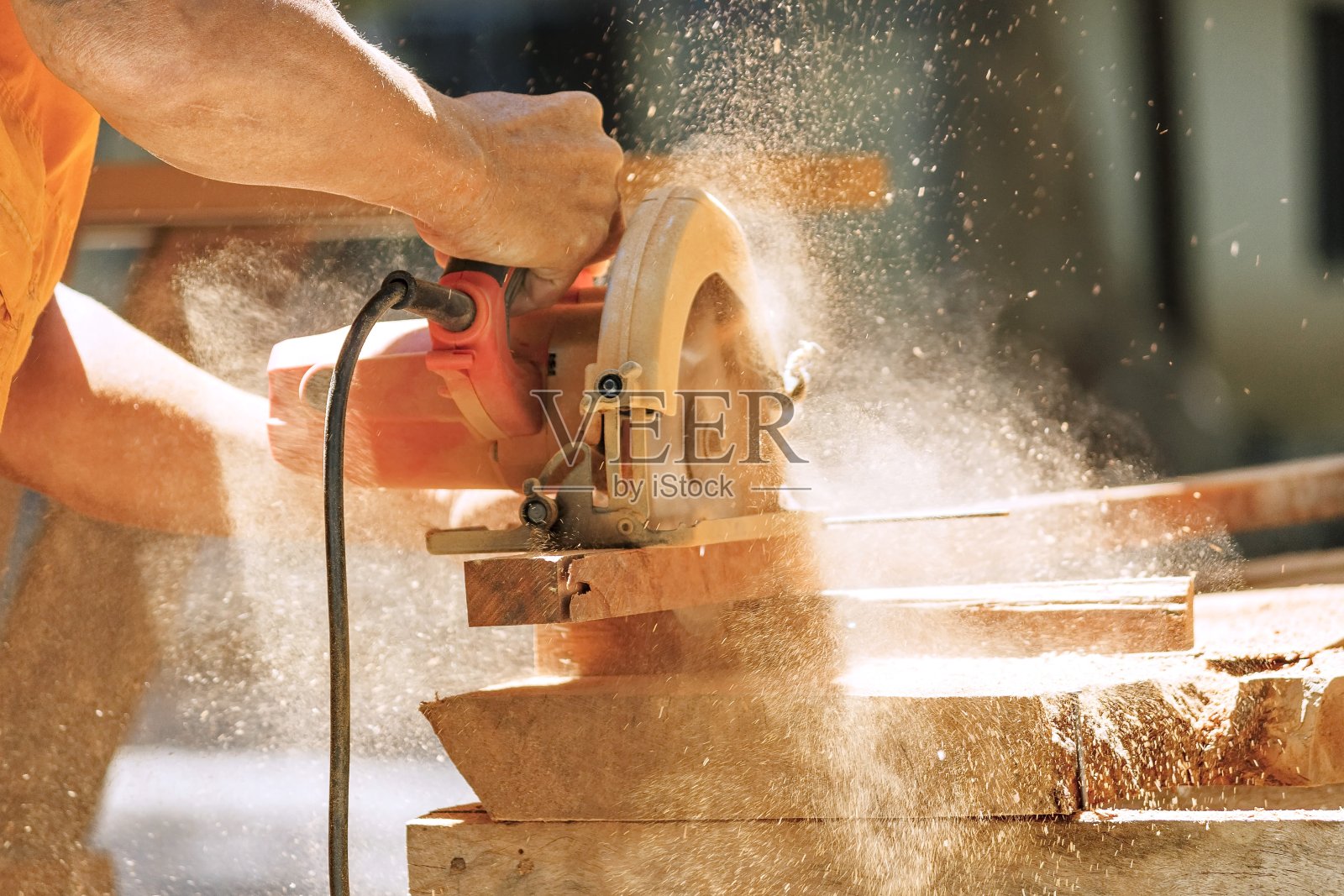 木工砍木头的裁剪手照片摄影图片