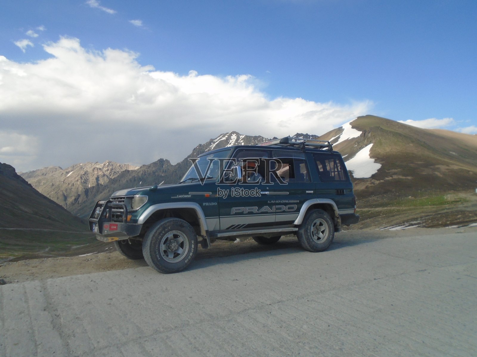 吉尔吉特-巴尔蒂斯坦前往巴西山口的旅游车辆。照片摄影图片