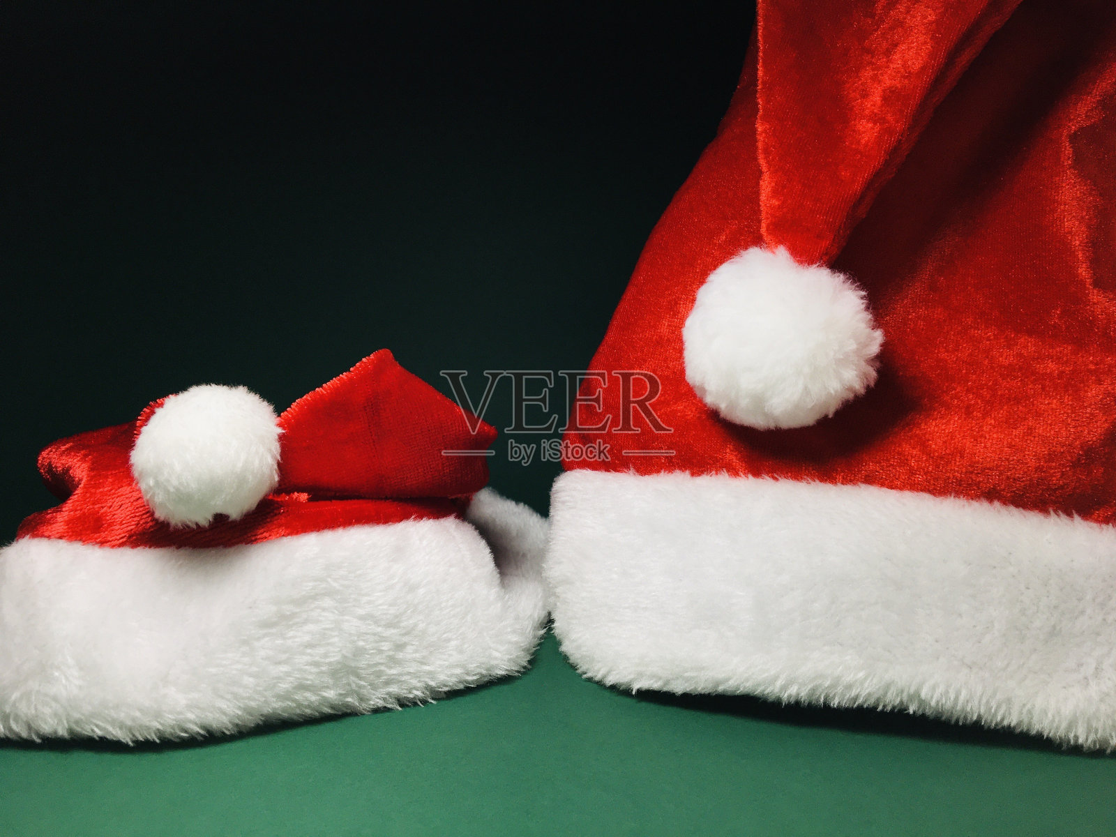 绿色背景的圣诞老人帽子照片摄影图片