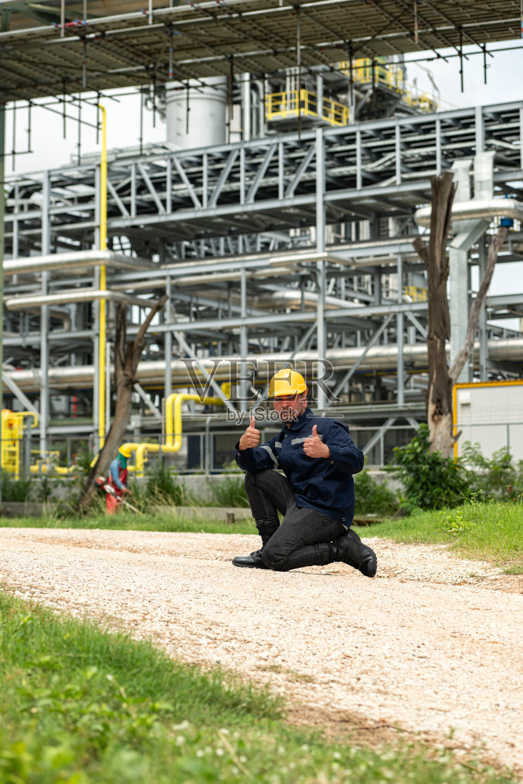 石油工程师的任务是检查一家大型炼油厂的石油蒸馏照片摄影图片