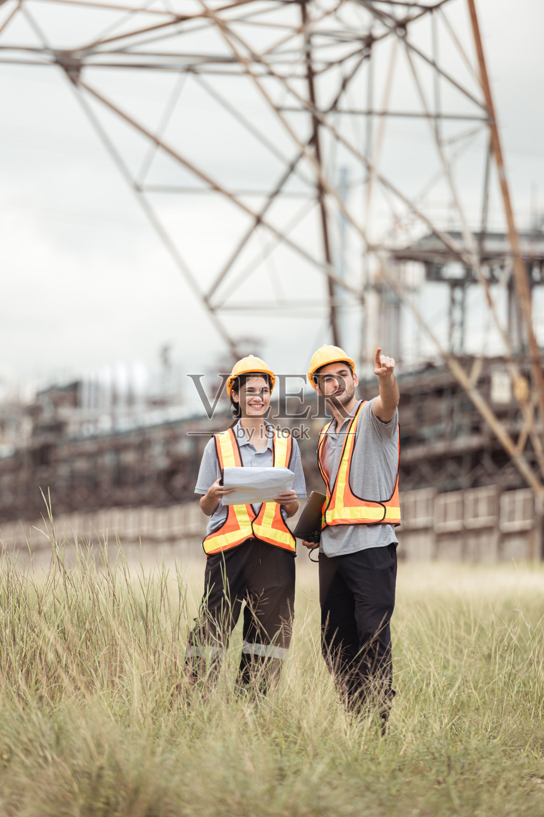 两位石油工程师都在一家大型炼油厂执行检查石油蒸馏的任务照片摄影图片