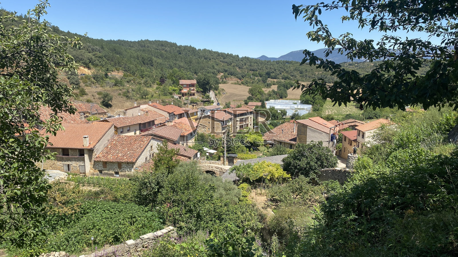 风景秀丽的托贝拉村在布尔戈斯，西班牙照片摄影图片