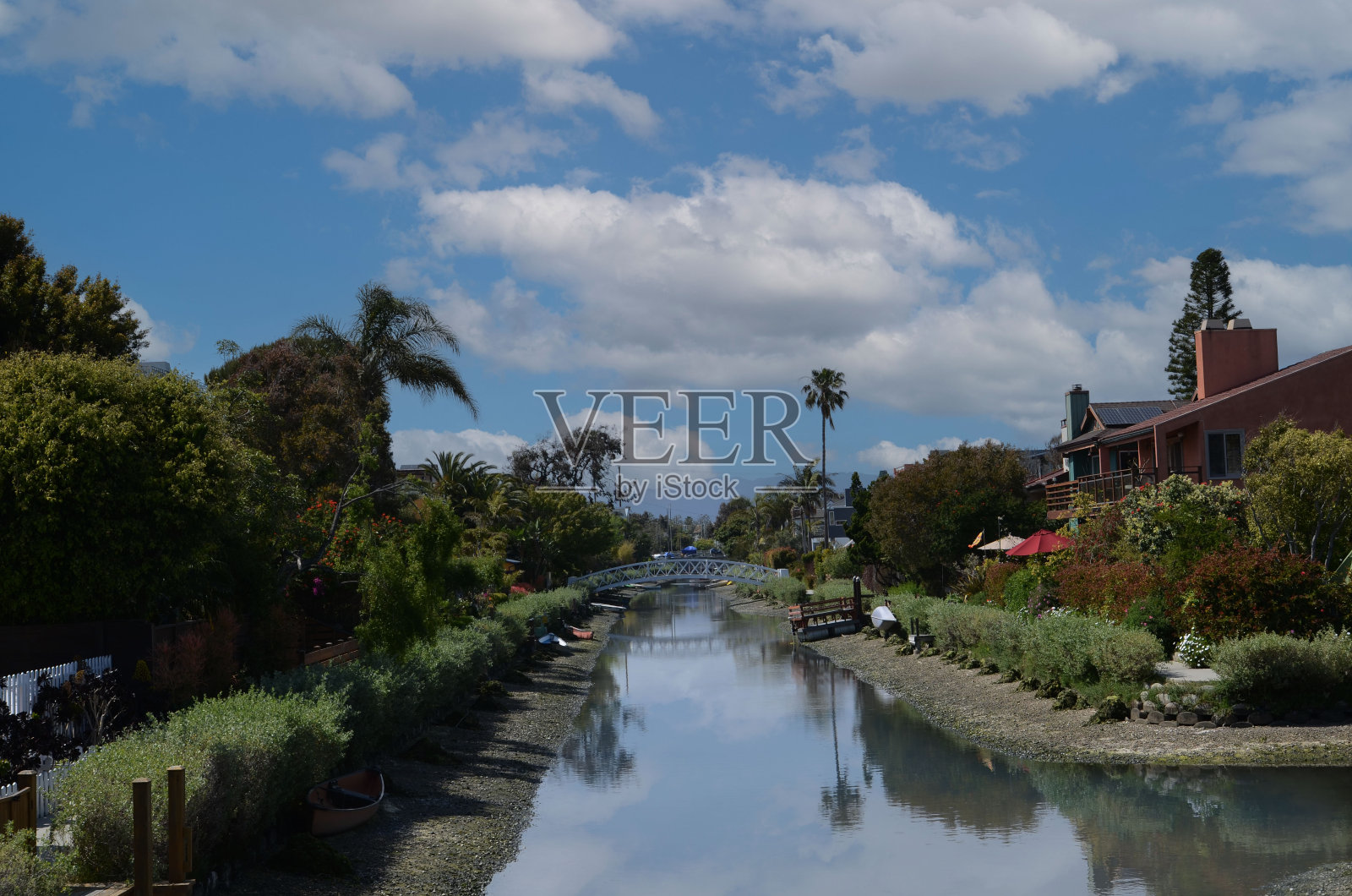 加利福尼亚的威尼斯运河上有令人惊叹的房子、船和岸边的棕榈树照片摄影图片