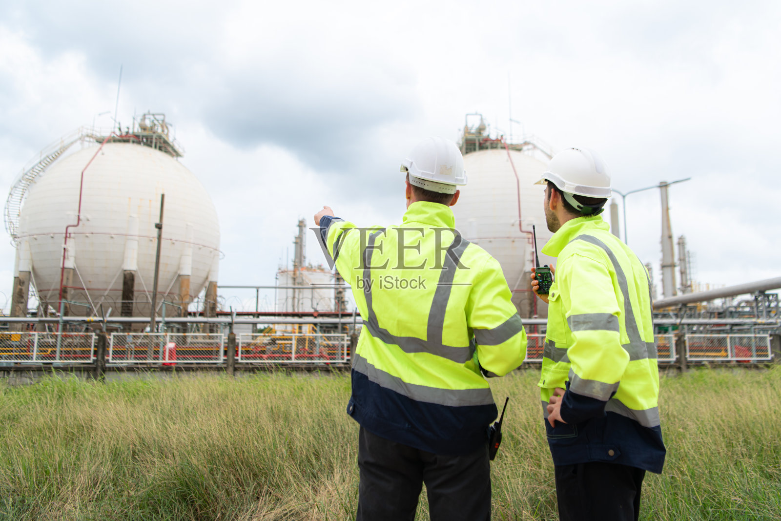 两位石油工程师都在一家大型炼油厂执行检查石油蒸馏的任务照片摄影图片