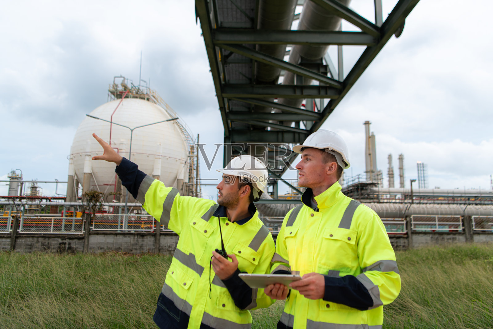 两位石油工程师都在一家大型炼油厂执行检查石油蒸馏的任务照片摄影图片