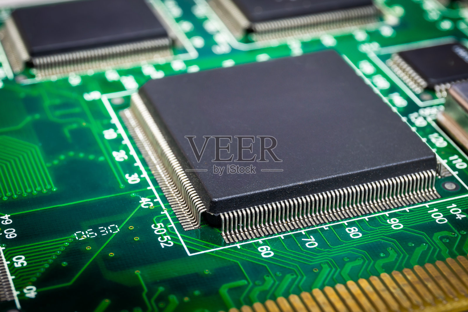 电脑和智能设备主板上的芯片特写。选择焦点和复制空间背景照片摄影图片