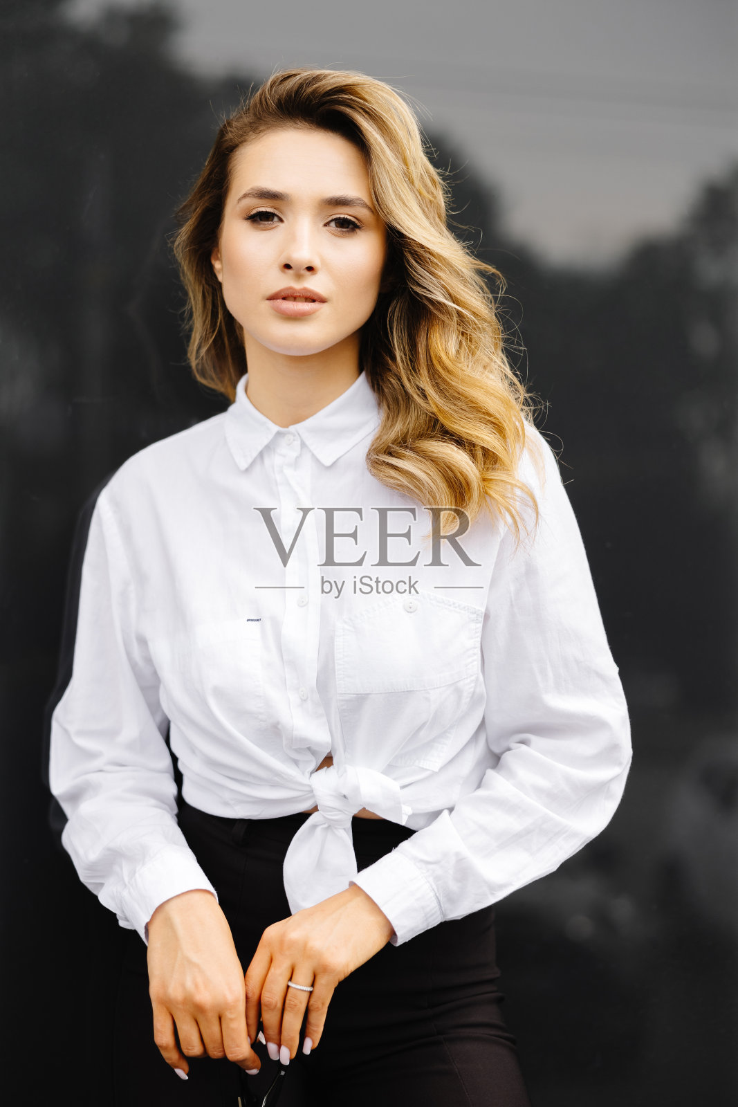 一位女商人正站在公司大楼前。戴眼镜的自信的白人妇女正看着镜头照片摄影图片