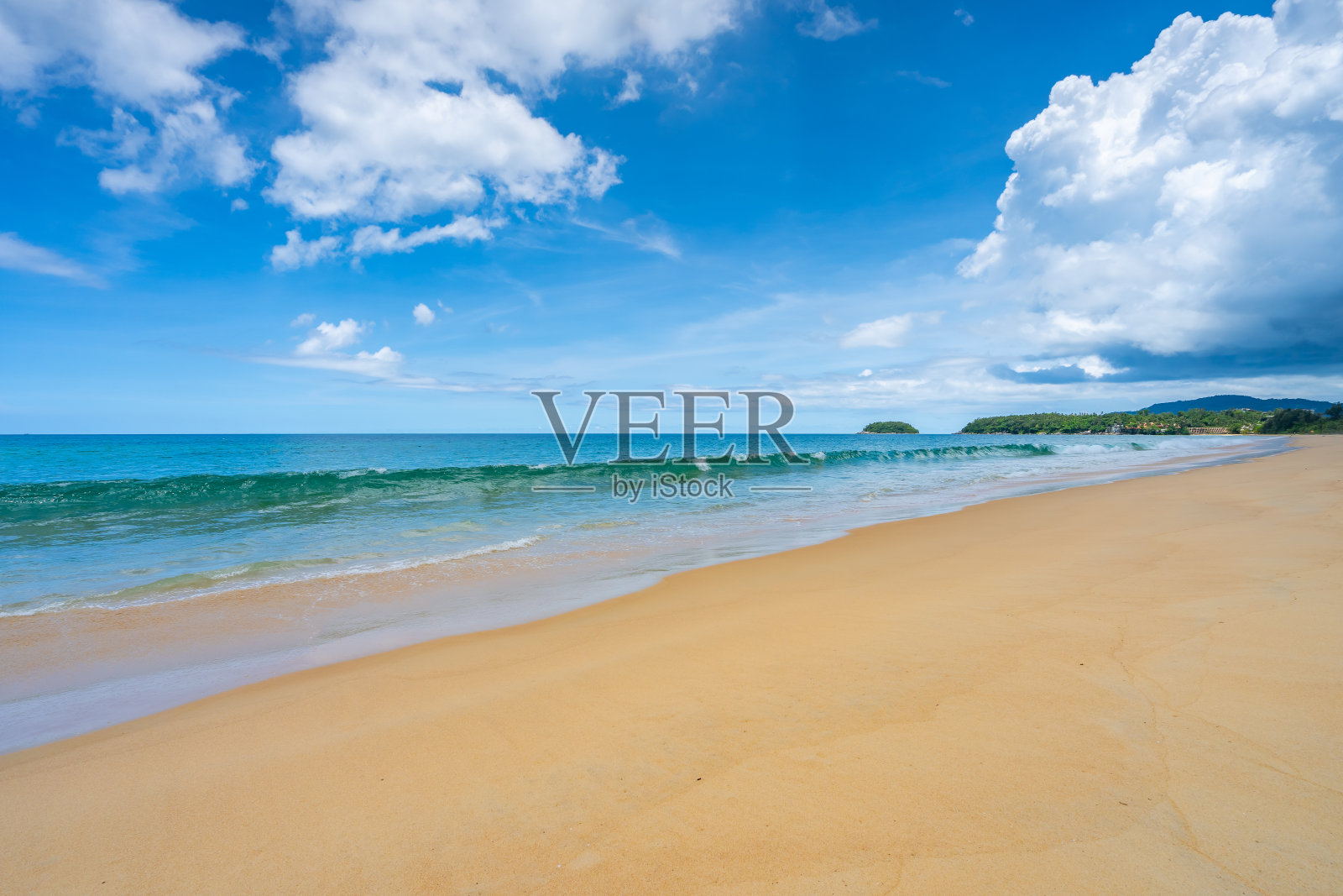 空旷的热带海滩和海景，晴天美丽的沙滩和大海，晴天蓝天，海滩海空间区自然背景照片摄影图片
