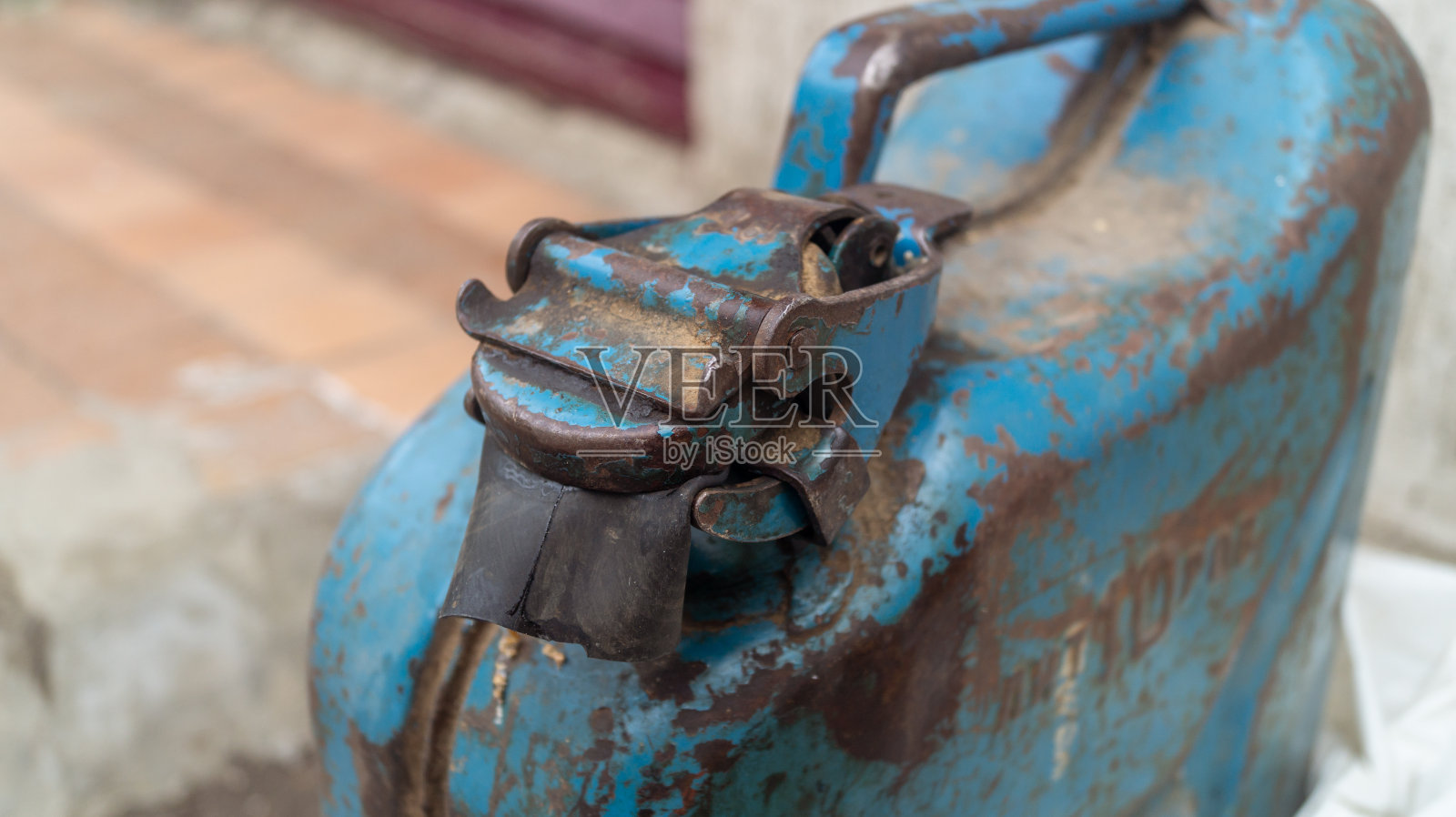 一个旧汽油罐的特写。油漆破裂的汽油罐照片摄影图片