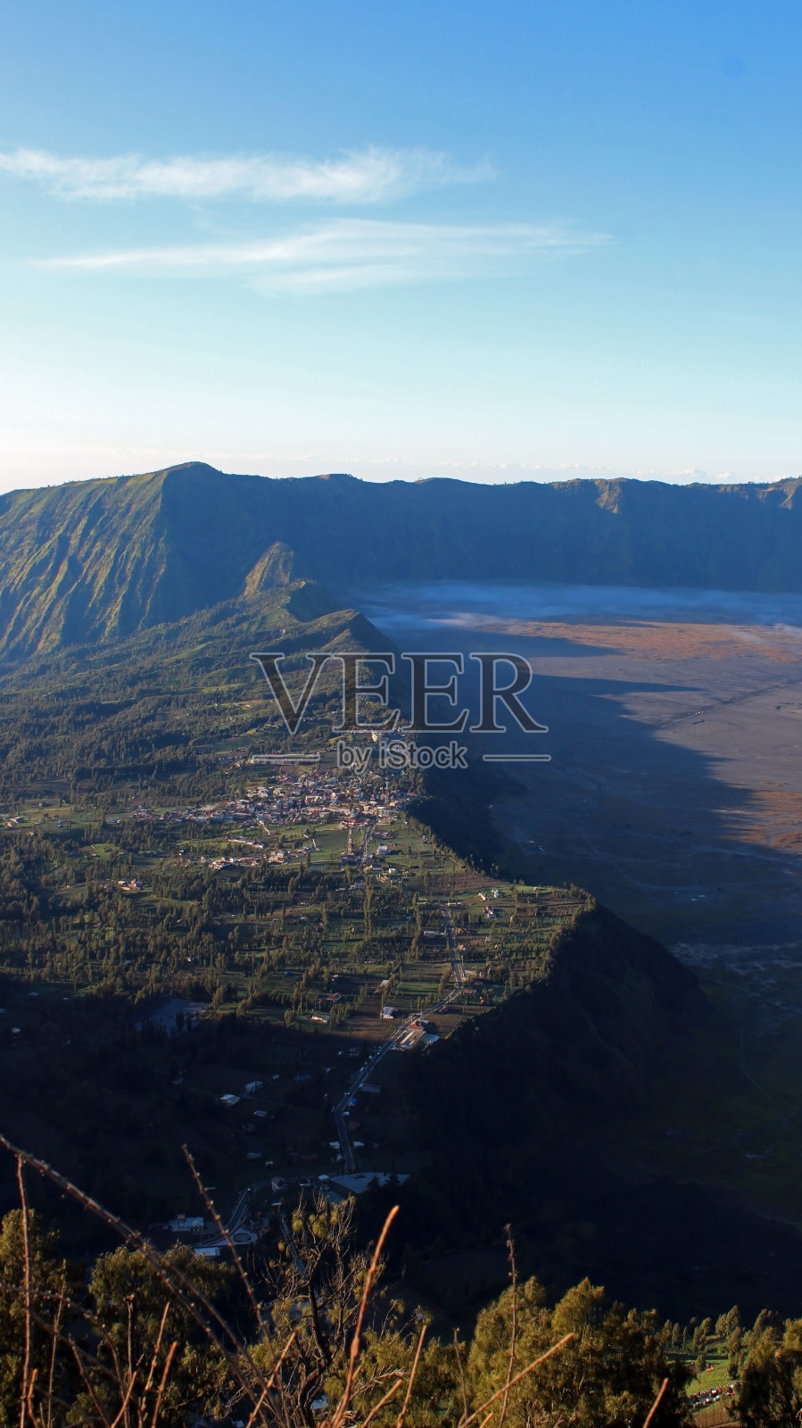 美丽的鸟瞰图，蓝天下的山谷和村庄。照片摄影图片