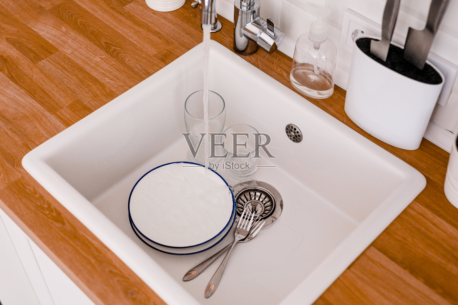 白色厨房木桌上干净的白色水槽照片摄影图片