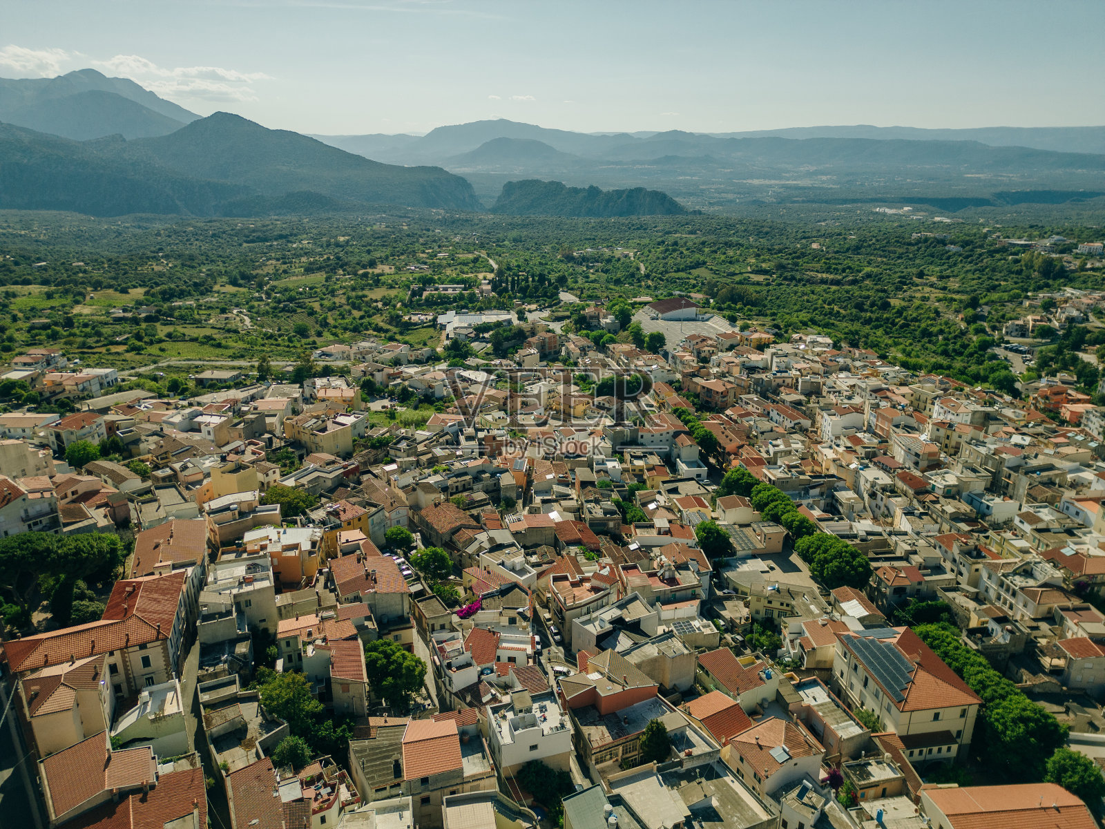 鸟瞰意大利撒丁岛Nuoro的Dorgali。照片摄影图片