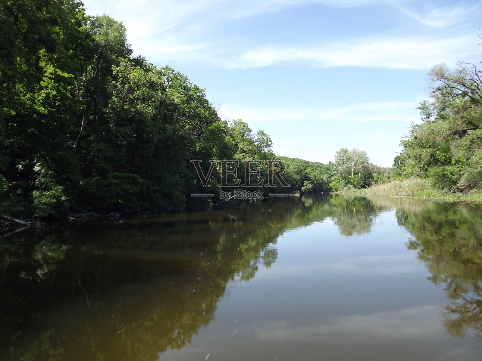 走在河边的东西上照片摄影图片