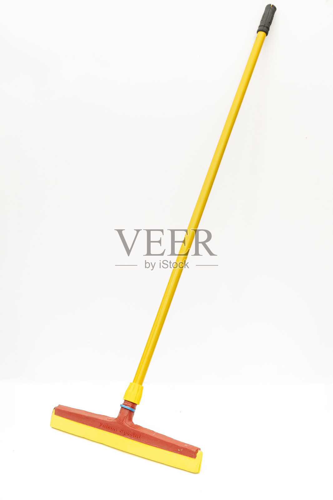 黄色和红色地板清洁刷，手柄在白色背景上隔离照片摄影图片