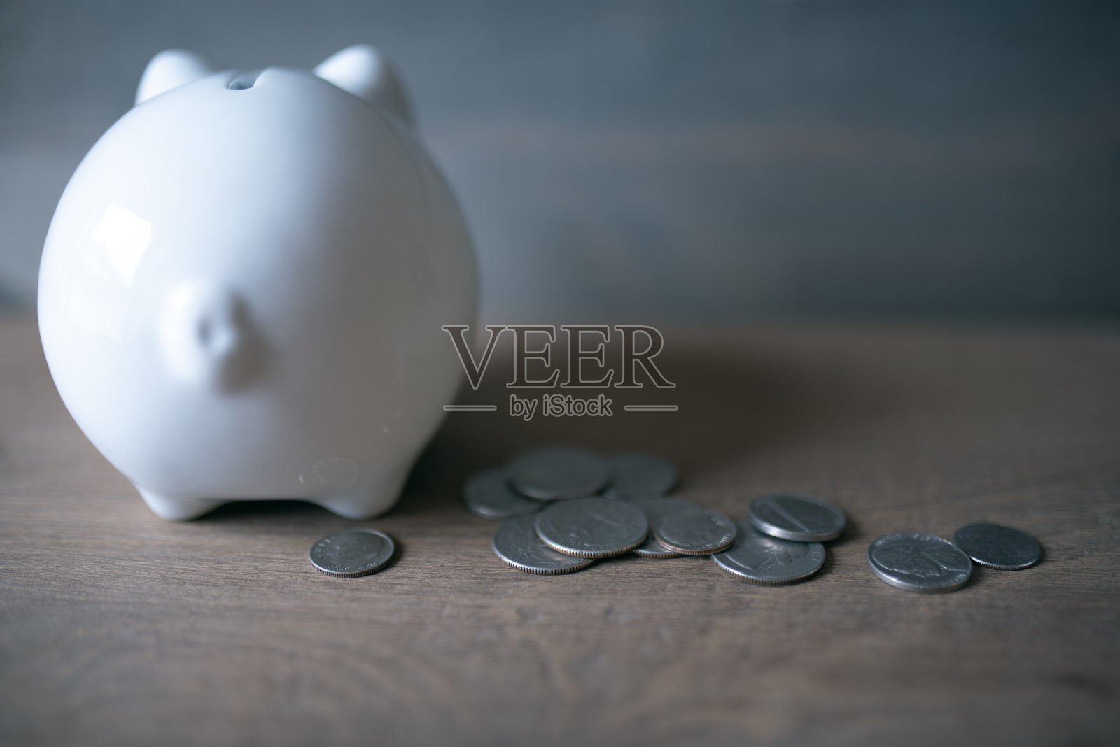 财务规划和储蓄。木制背景的存钱罐上有硬币。存钱罐的经营理念。本空间照片摄影图片