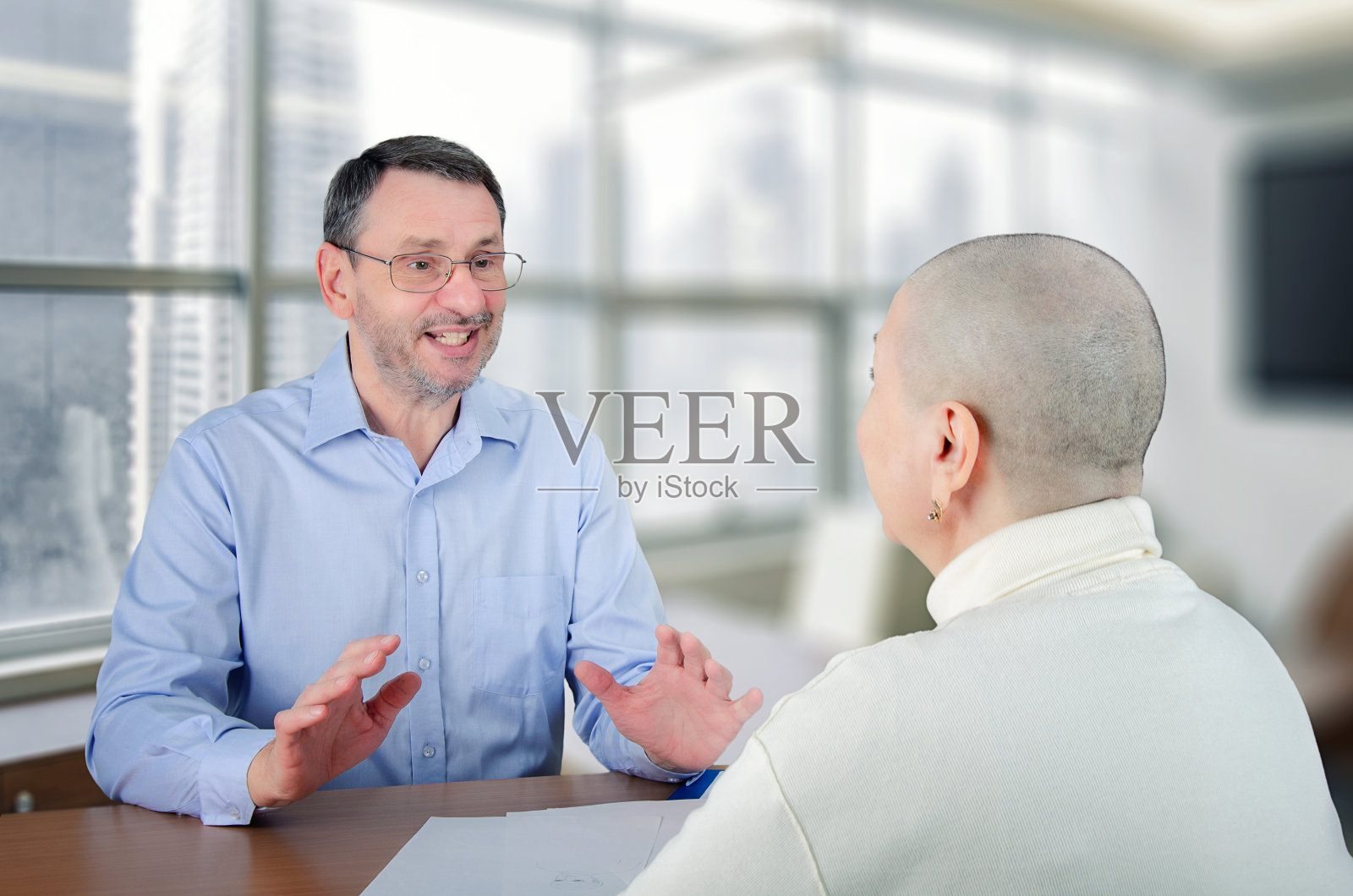 康复与感恩：癌症患者感谢心理医生在治疗期间给予的情感支持。照片摄影图片