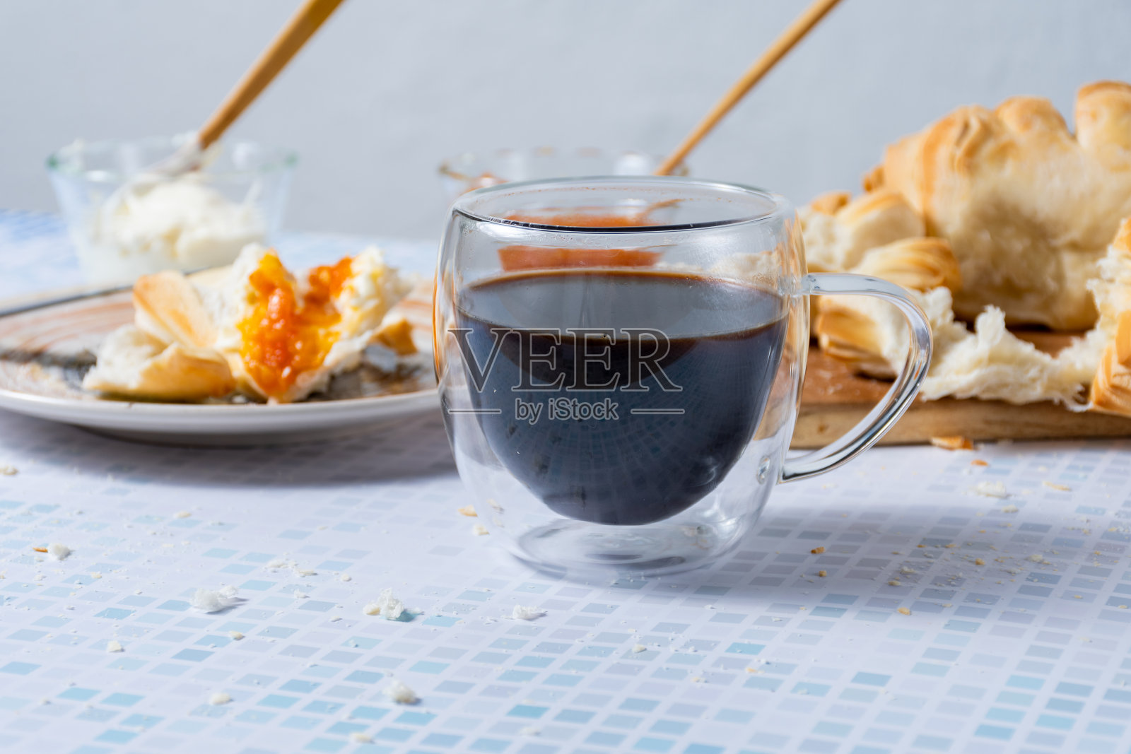 早餐或点心，有面包、咖啡、果酱和白奶酪。照片摄影图片