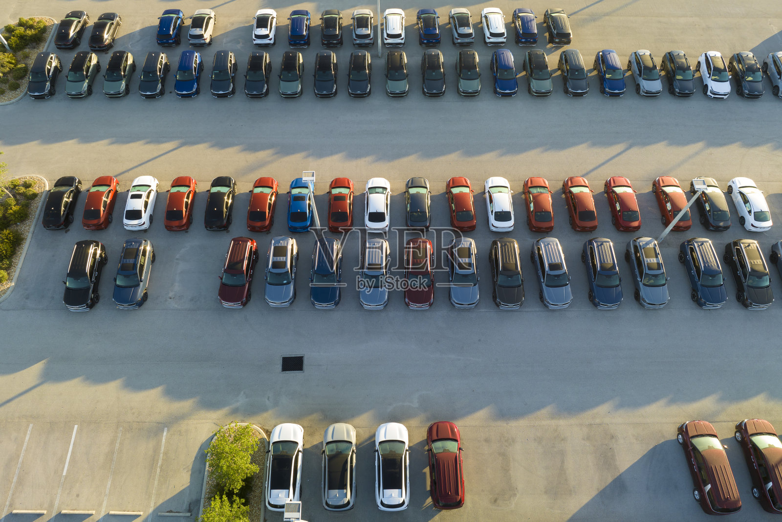 鸟瞰图的经销商停车场与许多全新的汽车出售。美国汽车工业理念的发展照片摄影图片
