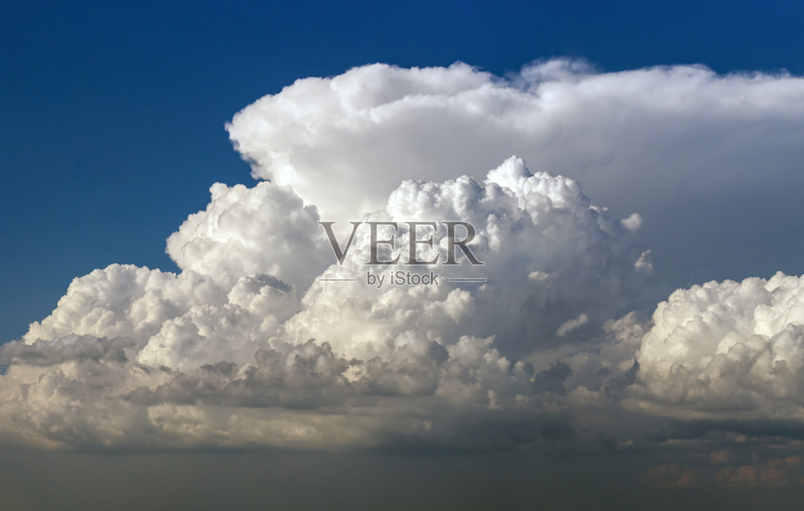 湛蓝的天空和飞舞的白云。五彩缤纷的夏日天景照片摄影图片