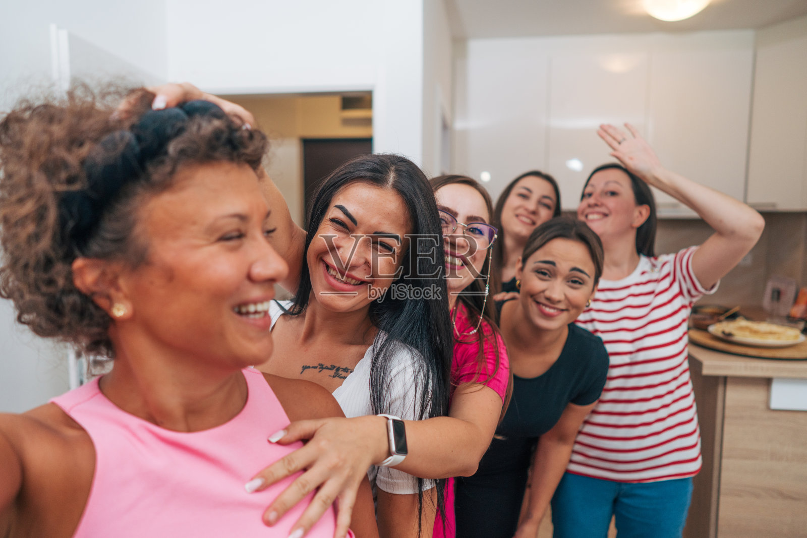 在家里的快乐时刻:朋友们一起享受一个有趣的烹饪会议照片摄影图片