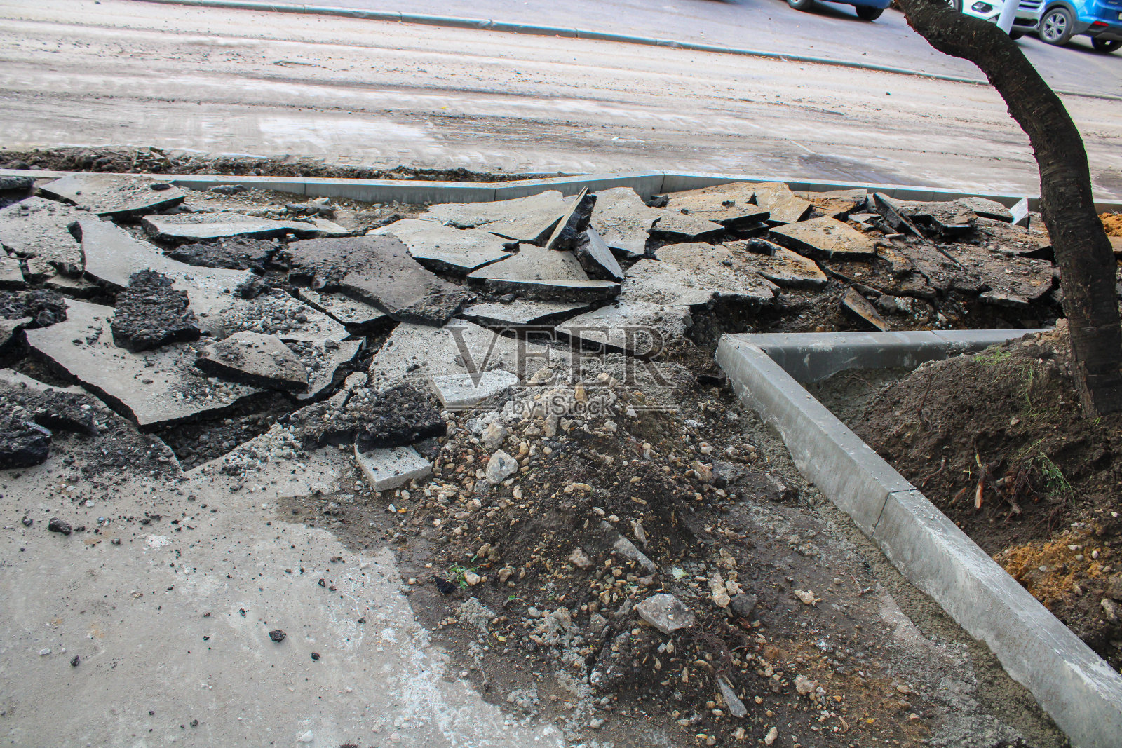 公路旁边正在修建一条耐用的混凝土人行道照片摄影图片