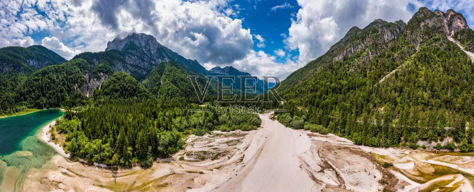 意大利普雷迪尔湖上的朱利安阿尔卑斯山脉与小湖。普雷迪尔湖(Lago del Predil)，意大利北部靠近斯洛文尼亚边境的美丽高山湖泊。照片摄影图片