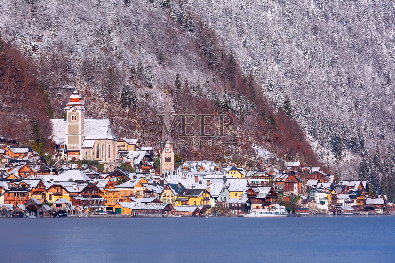 黎明时分，位于湖岸的奥地利著名村庄哈尔施塔特。照片摄影图片