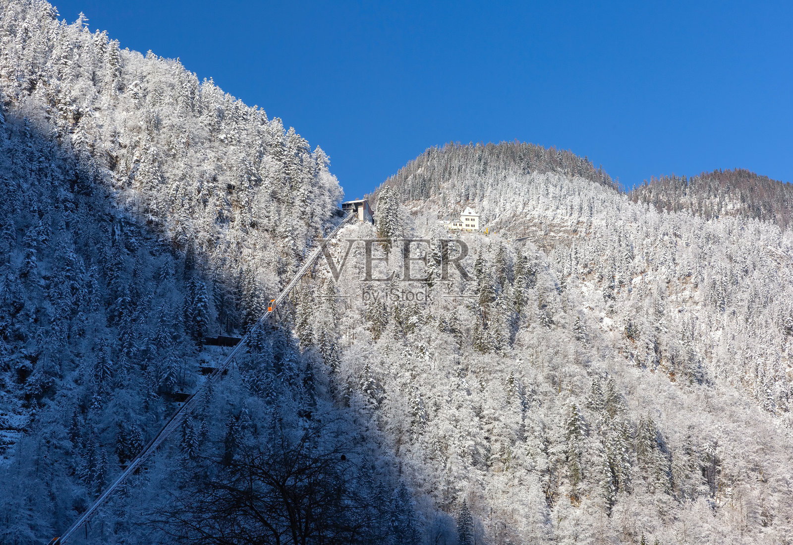 奥地利哈尔施塔特村山坡上的山缆车。照片摄影图片