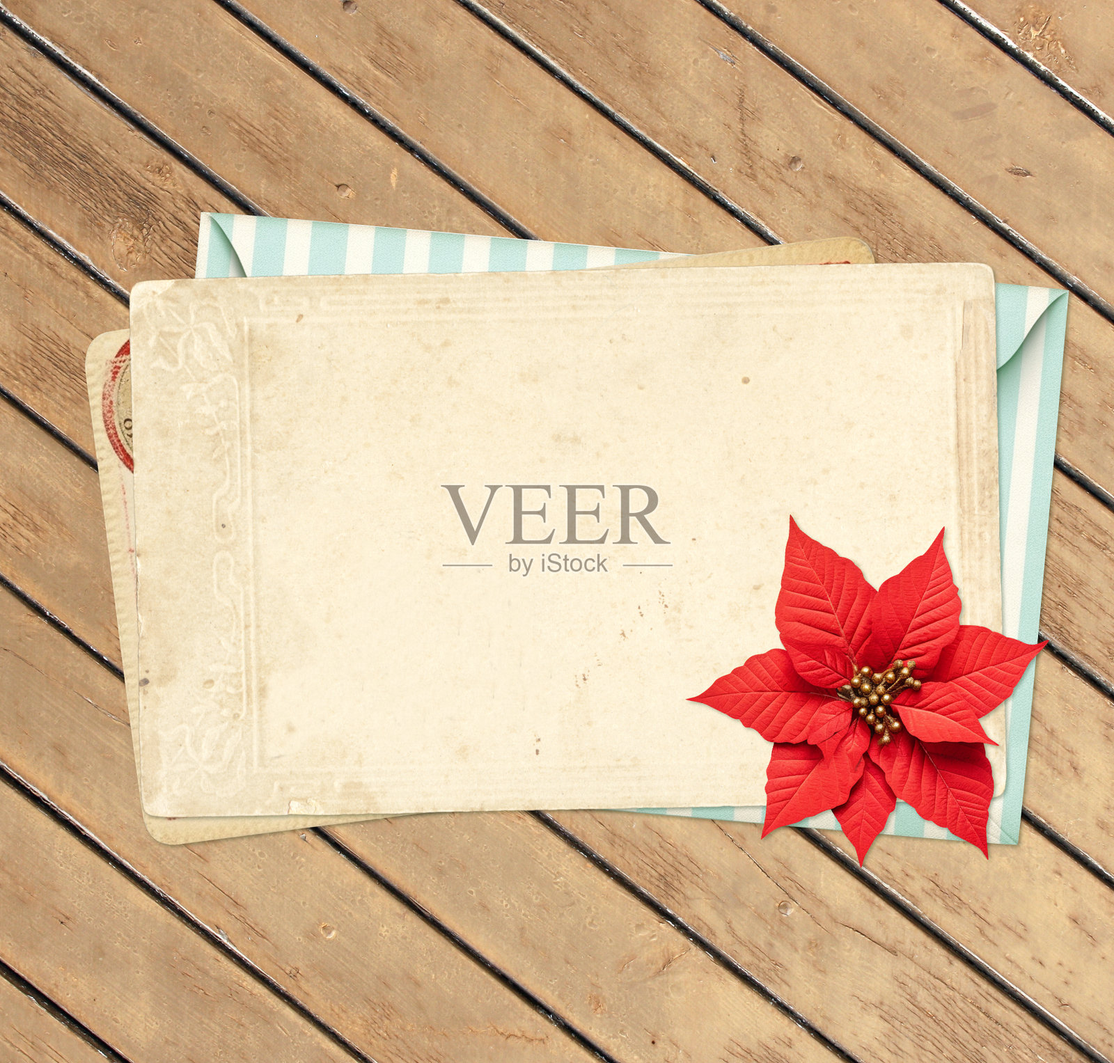 圣诞背景与复古卡，复古信封和一品红在木板上。怀旧的剪贴簿背景。模拟模板。文本复制空间照片摄影图片