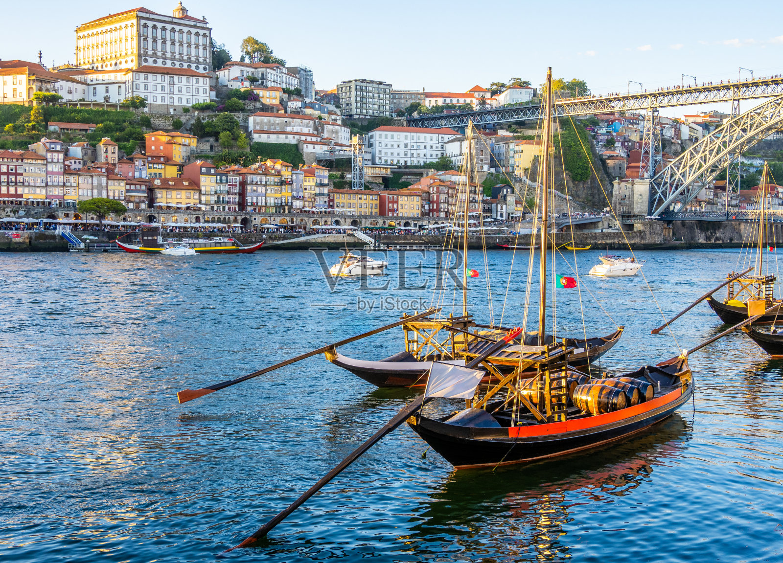 午后，盖亚新城(Vila Nova de Gaia)海滨照片摄影图片